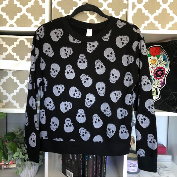 Skull design woman’s size small petite bundle set of 4. - Picture 4 of 11